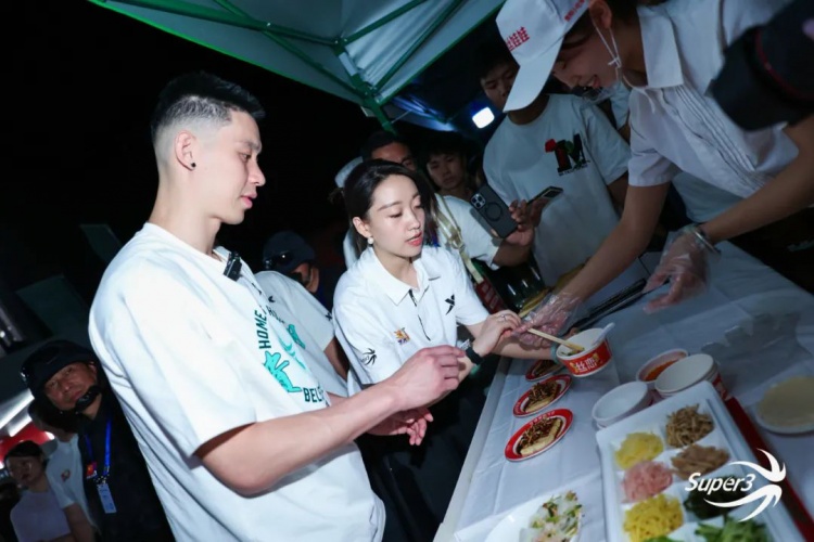 超三联赛体验官林书豪空降贵阳！见证广东生涯再夺分站赛冠军