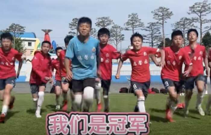 长沙天马德馨园小学足球队在韩国杯赛夺冠，战胜青州fck等队