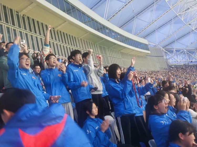 申花队与上海市校园足球发展中心携手共建，邀请学生代表观摩比赛